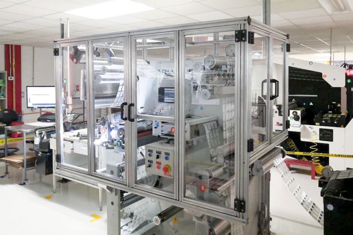 Mamparas de acrílico a medida para proteger maquinaria industrial