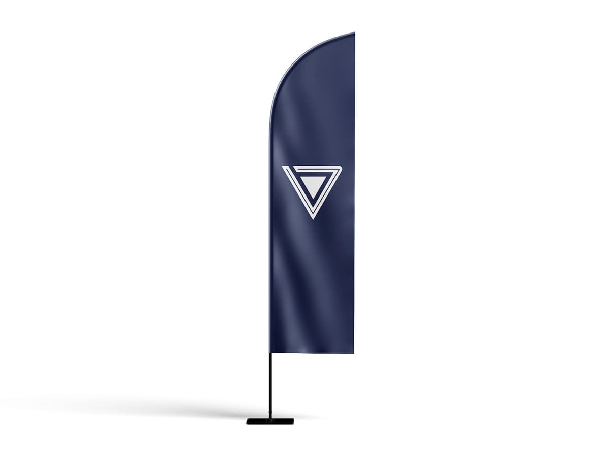 Bandera publicitaria de forma alargada y curva en la parte superior, de color azul oscuro con el logotipo de Punto Clave en blanco en el centro, montada sobre un soporte negro