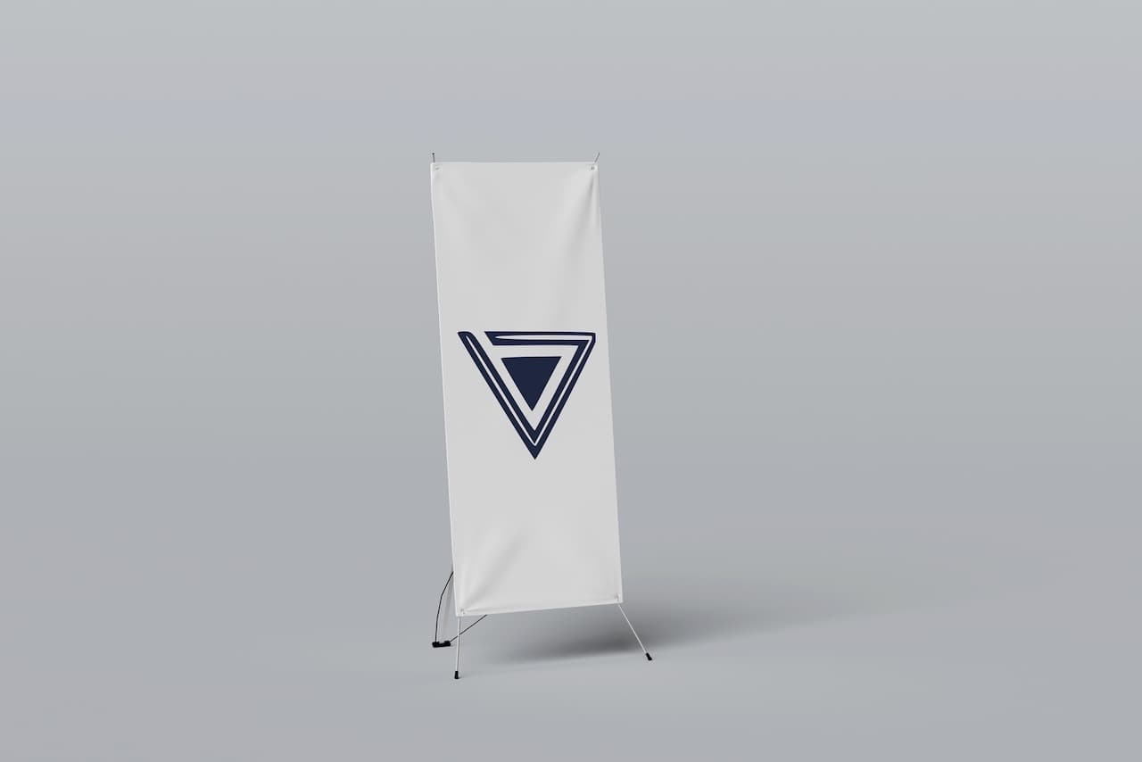 Se observa un banner vertical en color blanco, que presenta un diseño gráfico con un símbolo de triángulos en color oscuro en el centro. Este diseño pertenece a la marca 'punto clave'.