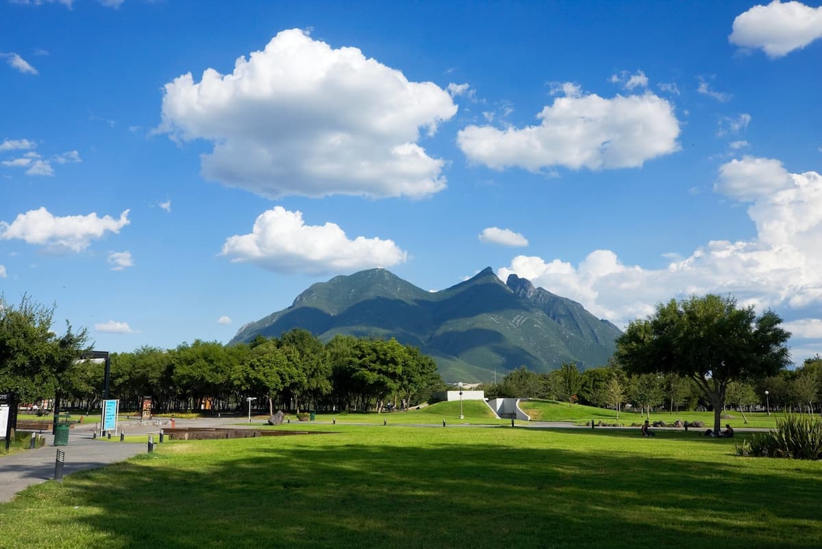Vista del Cerro de la Silla en Monterrey en un día soleado con algunas nubes