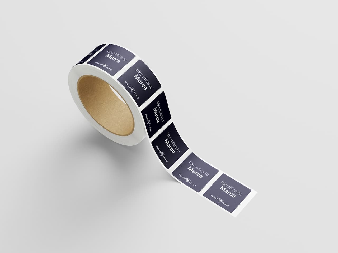 Un rollo de etiquetas adhesivas con un diseño en fondo negro. En cada etiqueta se puede leer 'Identifica tu Marca' y la marca 'punto clave' en la parte inferior. Las etiquetas están dispuestas de manera que se pueden ver varias en un solo rollo.