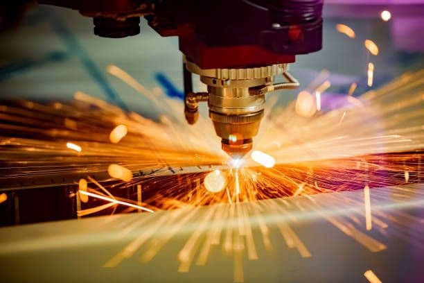 Maquina de grabado láser operando en un almacen de productos personalizados de punto clave