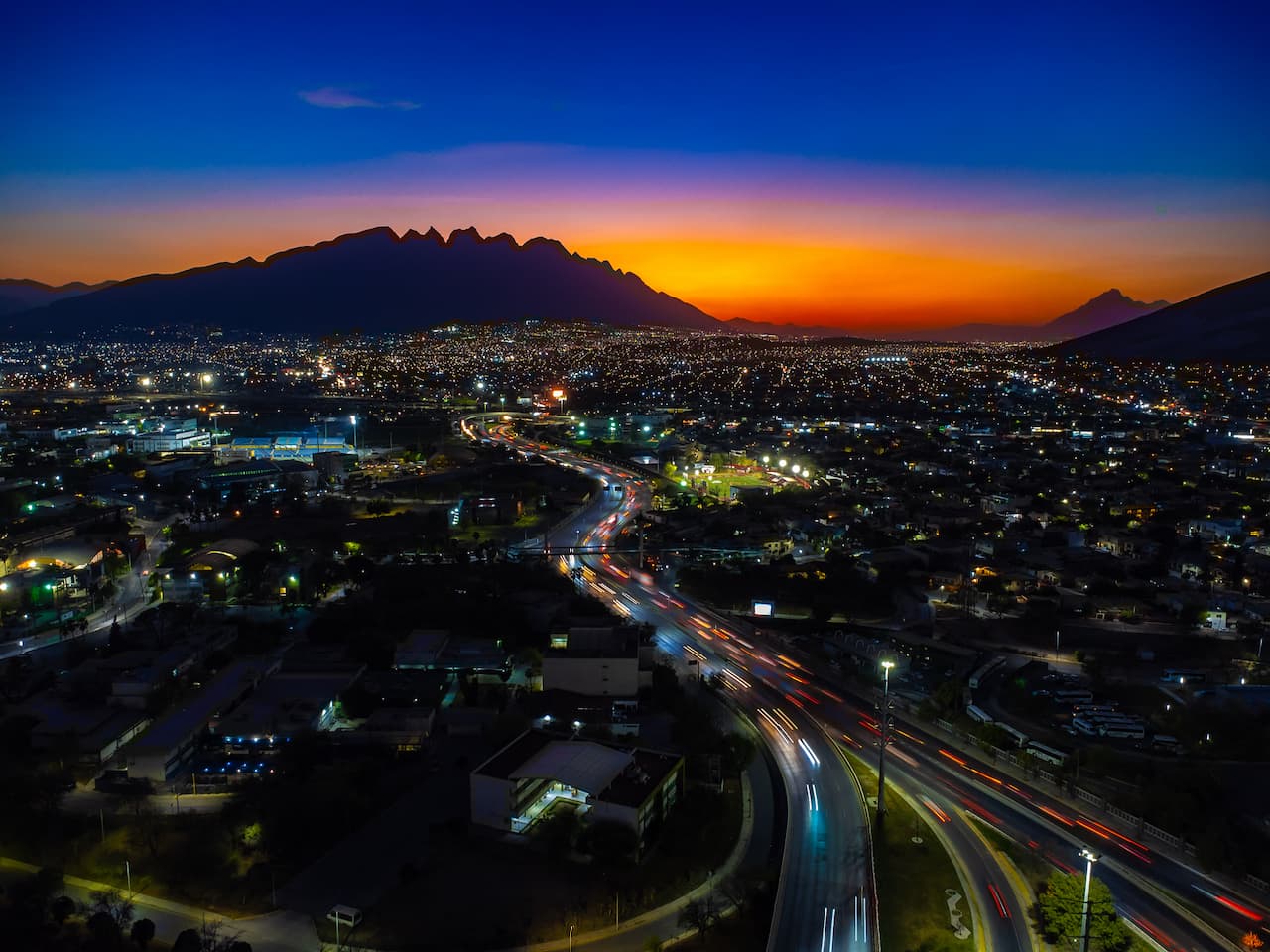 Ciudad de monterrey en la tarde 