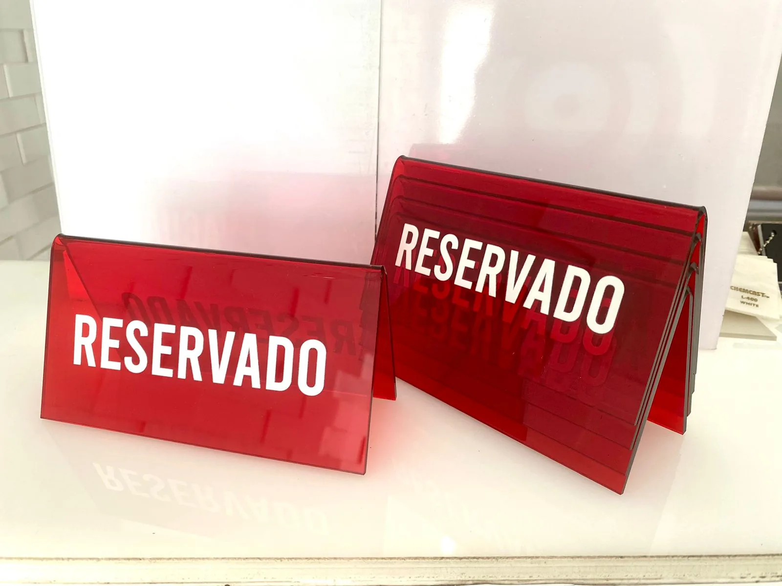 Acrílico a la medida: Exhibidores, mamparas y letreros en grosores de 2 a 50 mm.