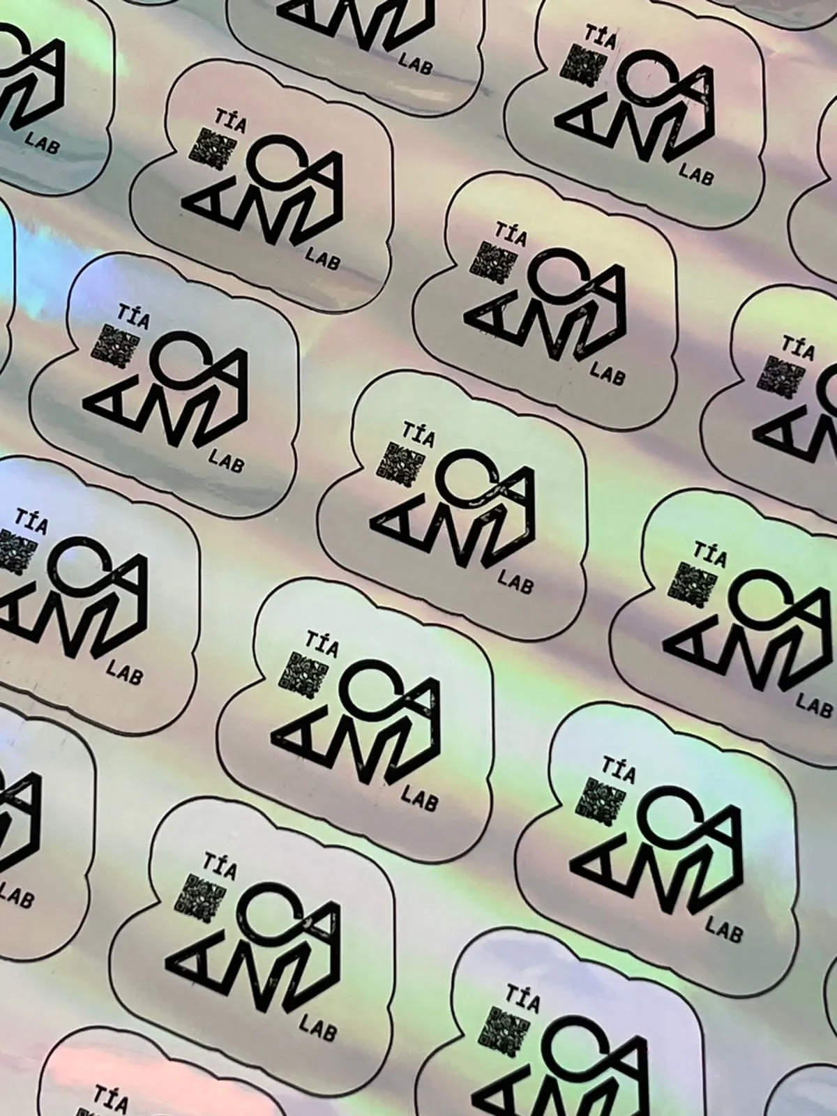 Planilla de calcomanías holográficas con logotipo negro y código QR, troqueladas con contorno
