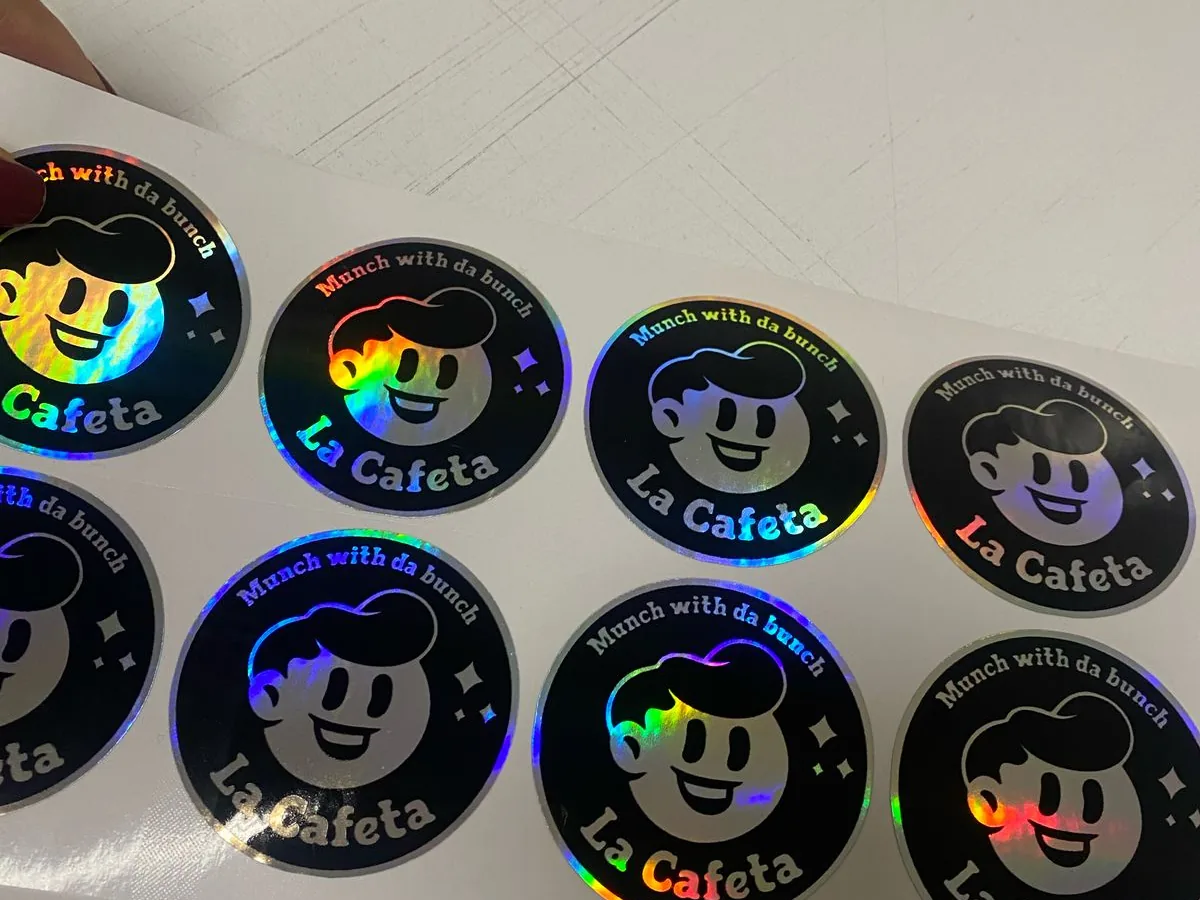 Calcomanías y stickers: Vinil brillante, mate o transparente, troquelado a forma, desde una pieza.
