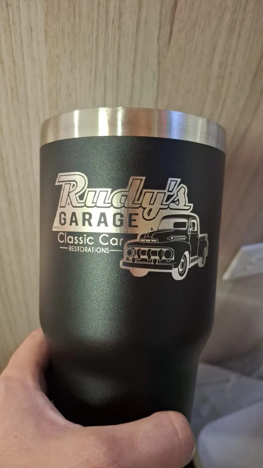 Termo negro de acero grabado con láser con el logotipo de un taller de autos clásicos