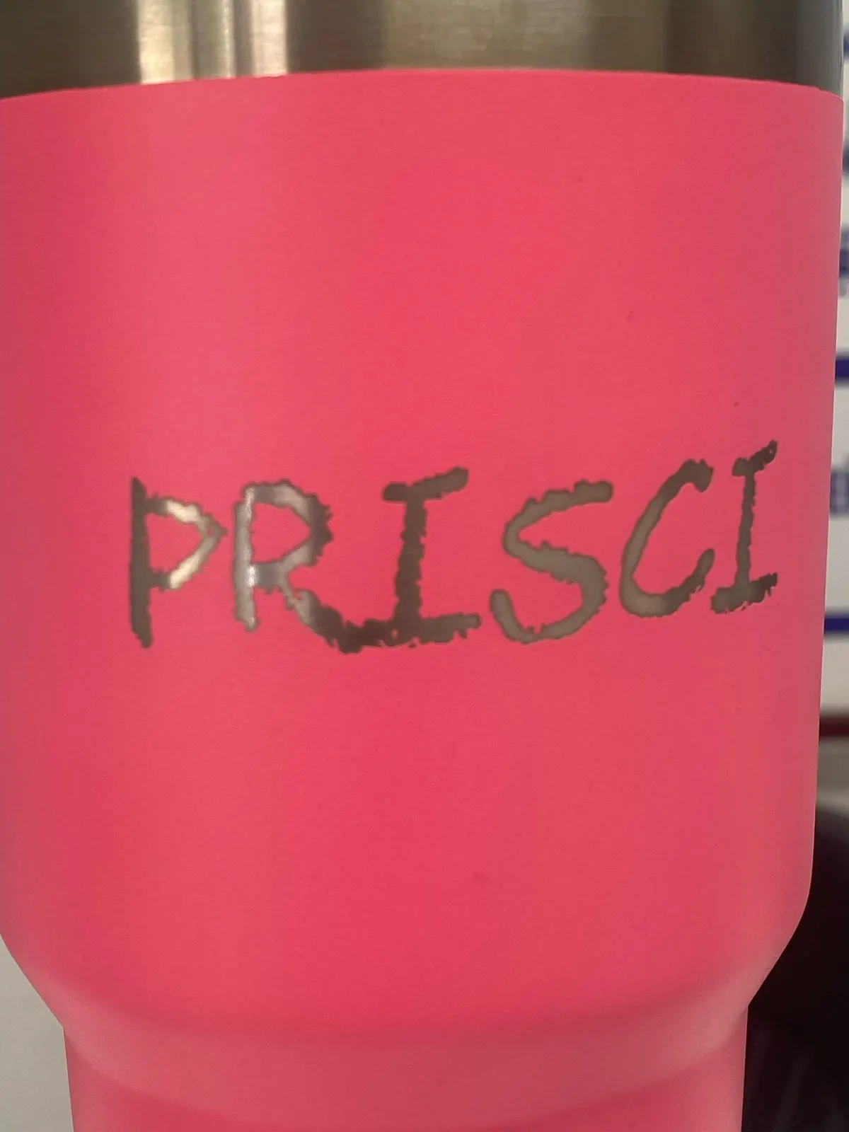 Termo rosa grabado con láser con un nombre en letra manuscrita