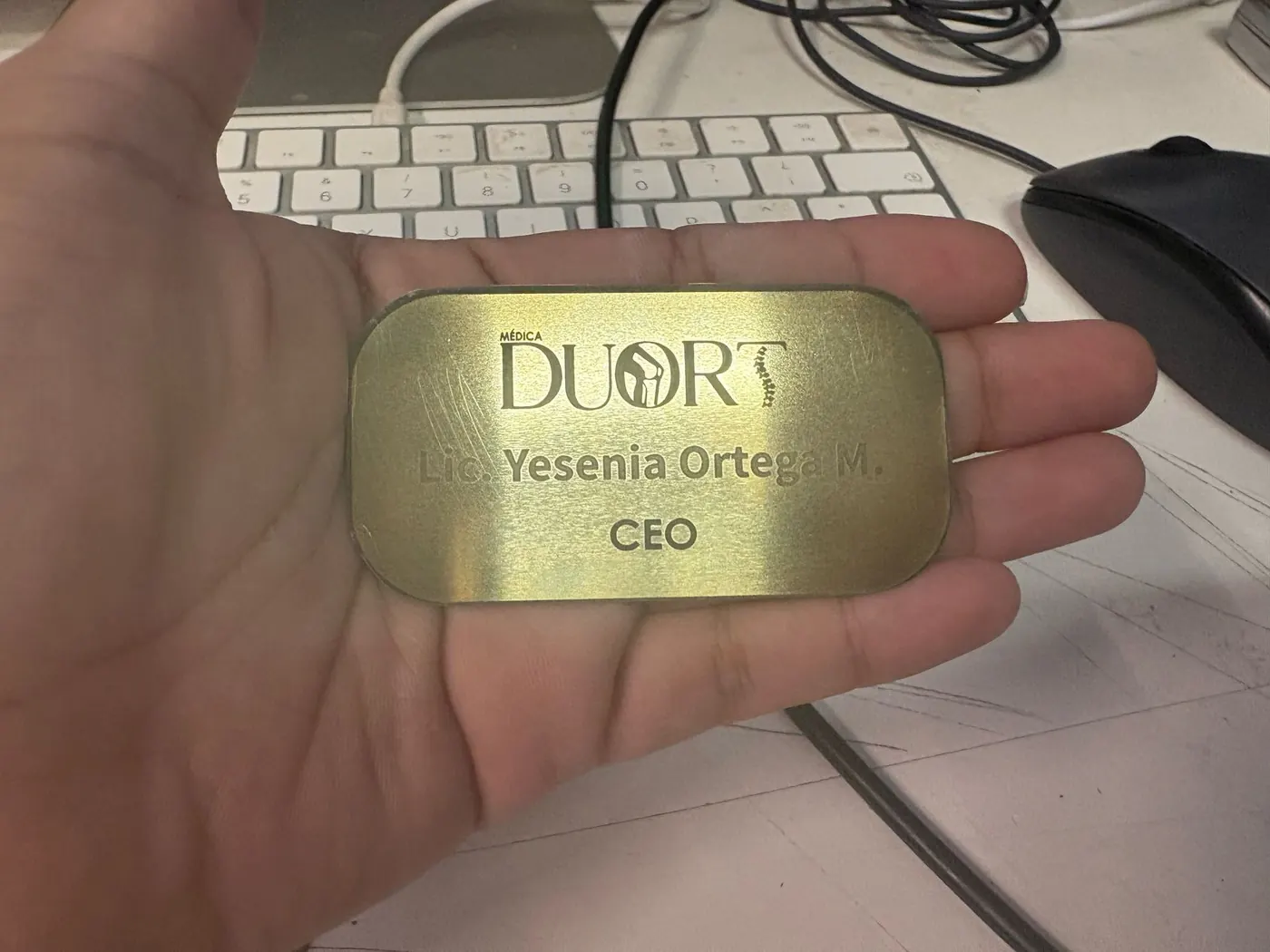 Placa de latón grabada con láser con logotipo, nombre y cargo para gafete