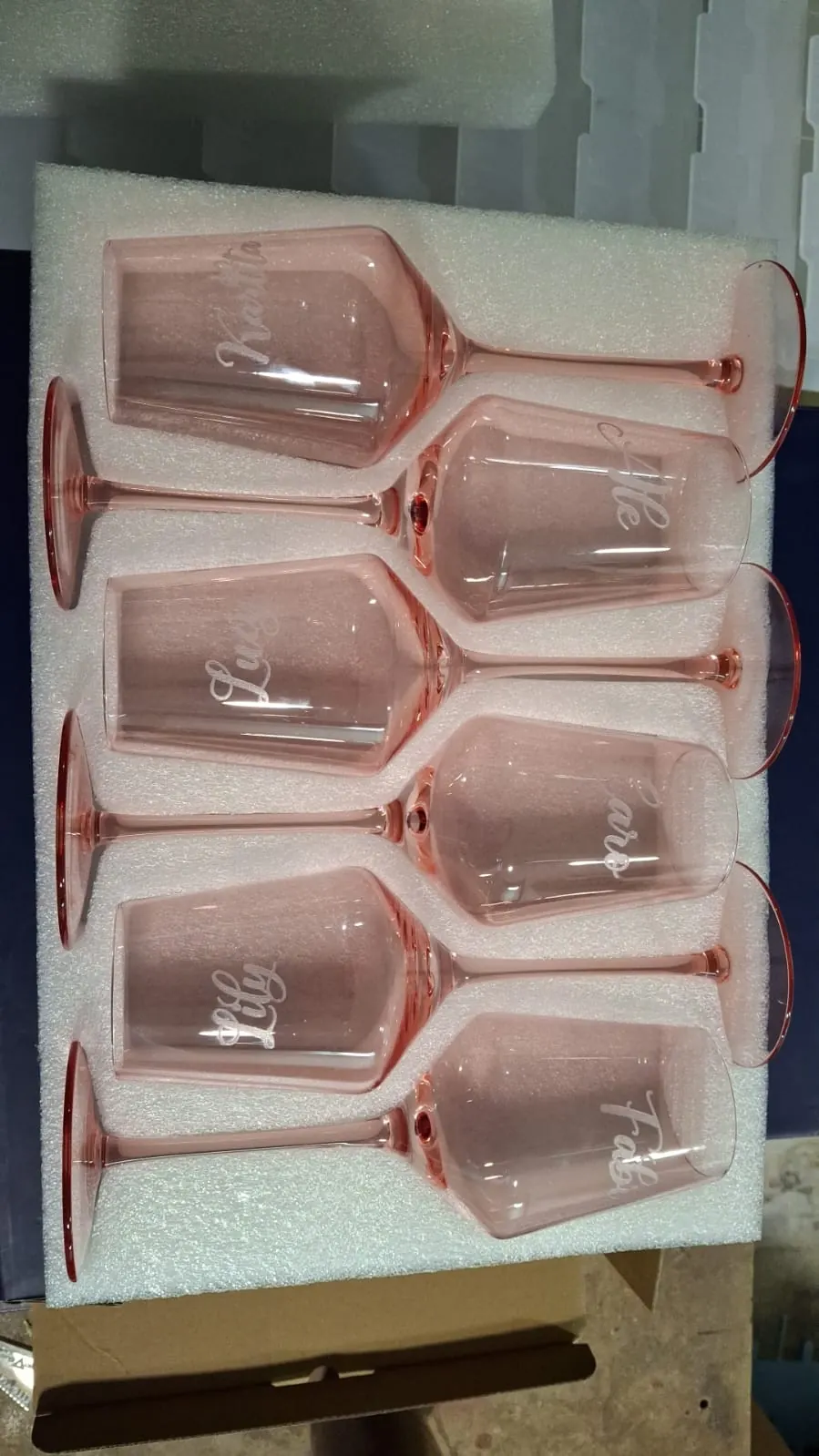 Copas de vidrio color rosa grabadas con láser y empacadas en caja para entrega