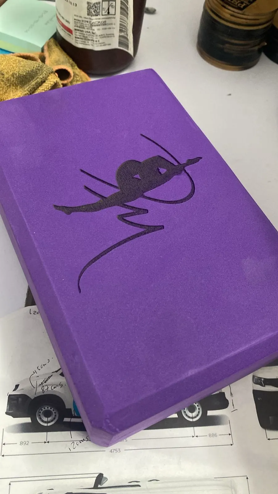 Bloque de espuma morado grabado con láser con el logotipo de una gimnasta