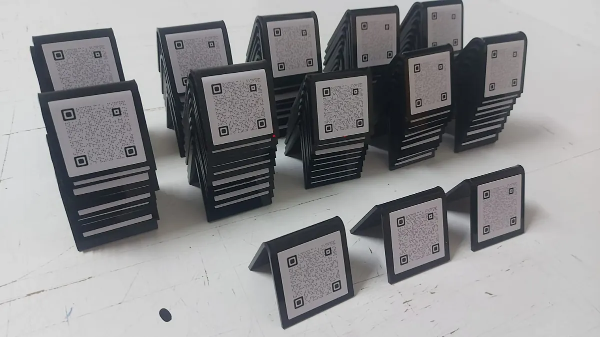 Lote de placas de mesa en acrílico negro con código QR impreso, dobladas en forma de caballete