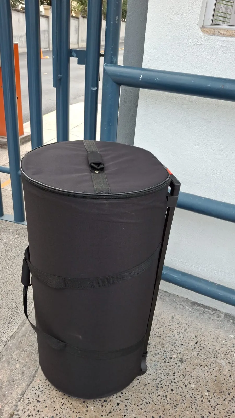 Estuche negro de transporte con ruedas y asa, cerrado y listo para viajar con su estructura