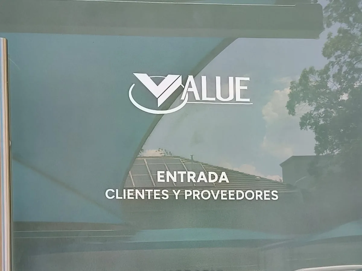 Puerta de cristal con logotipo y la leyenda entrada clientes y proveedores en vinil de corte blanco
