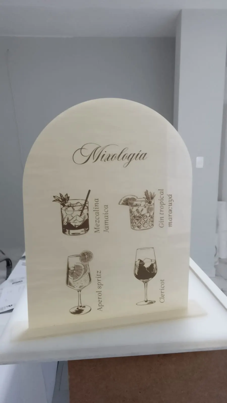 Menú de acrílico con forma de arco grabado con láser y base del mismo material