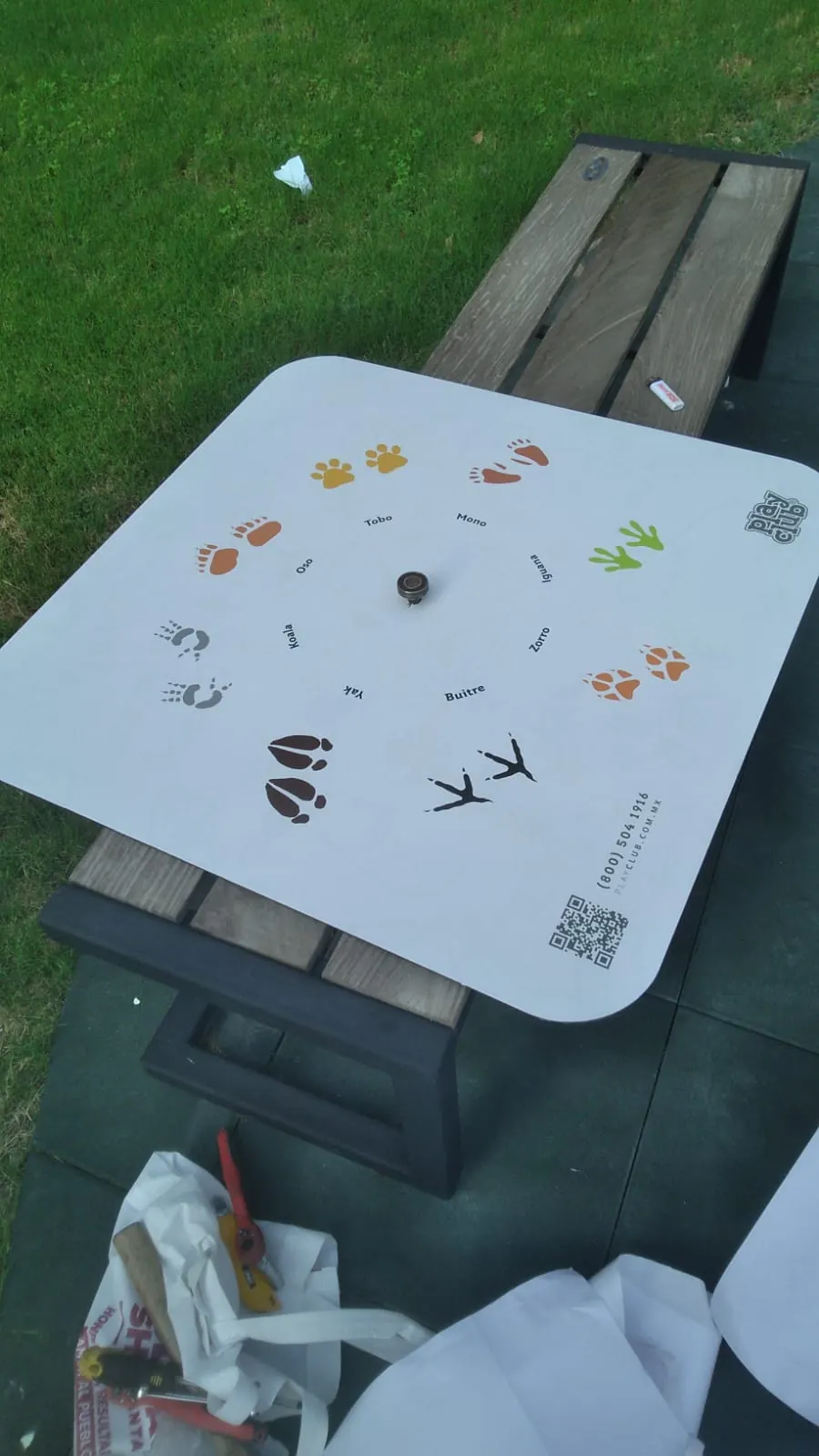 Tablero rígido impreso con huellas de animales cortado a medida e instalado en una mesa de exterior