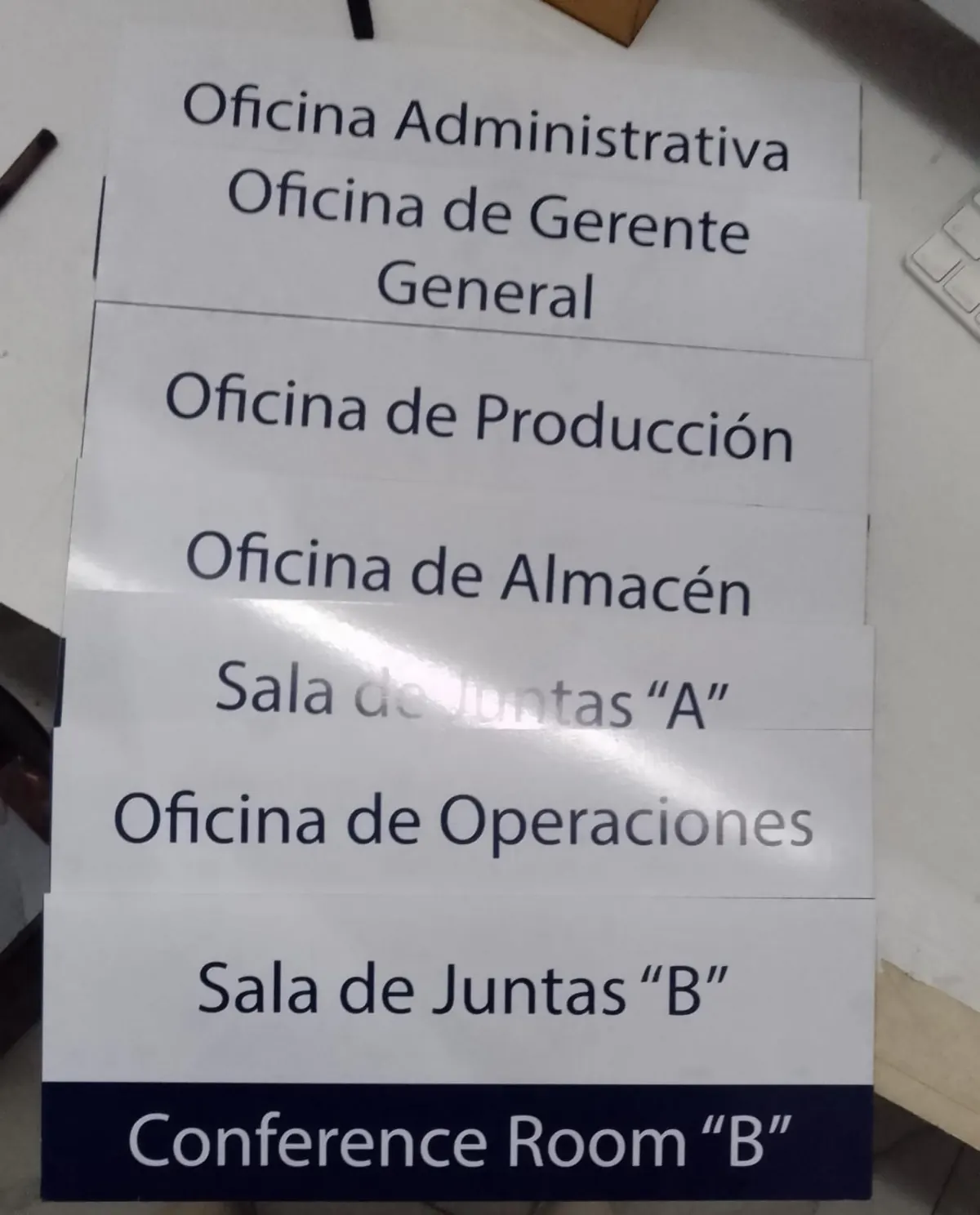 Juego de placas blancas para puertas de oficina y sala de juntas con texto impreso en azul marino