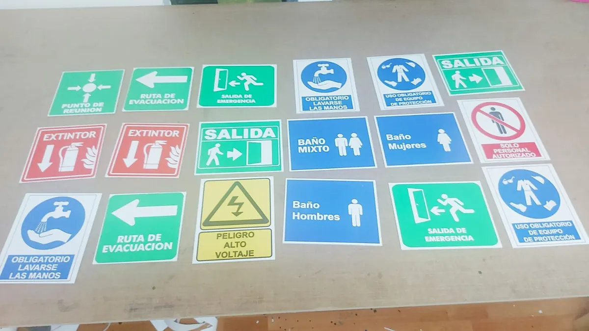 Señalamientos de salida de emergencia, extintor, ruta de evacuación y baños impresos sobre material rígido