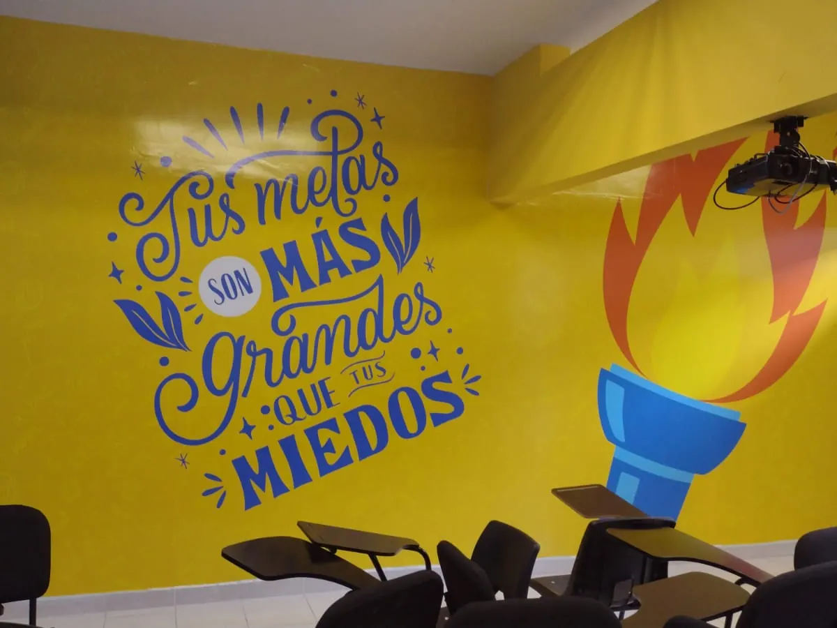 Mural de vinil impreso a todo color instalado en la pared de un aula