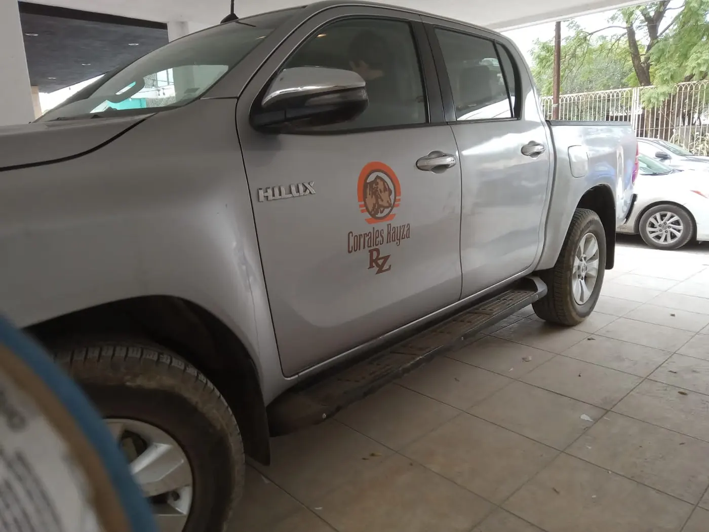 Camioneta pickup blanca con logotipo en vinil de corte instalado en la puerta