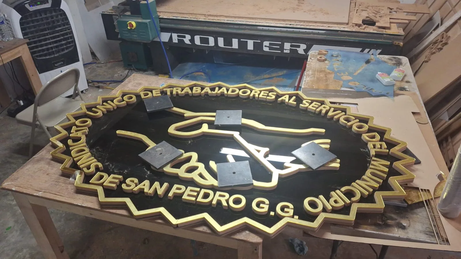Router CNC: MDF, madera, acrílico, PVC y policarbonato.