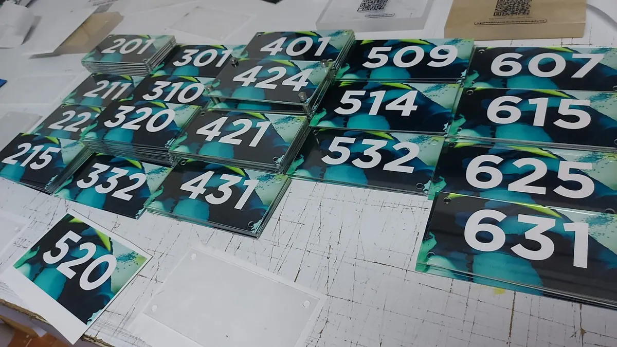 Placas numeradas para puertas de habitación en acrílico transparente con impresión, con perforaciones para chapetones