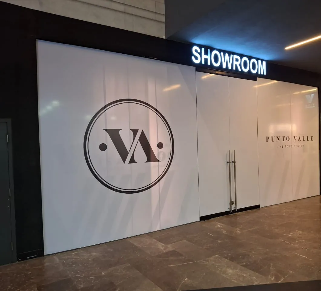 Vitrinas de un local en plaza comercial cubiertas por completo con vinil impreso opaco blanco y un logotipo circular